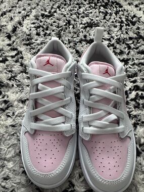 Jordan Kids Low-Top Sneakers in Pink and White with Red Jumpman